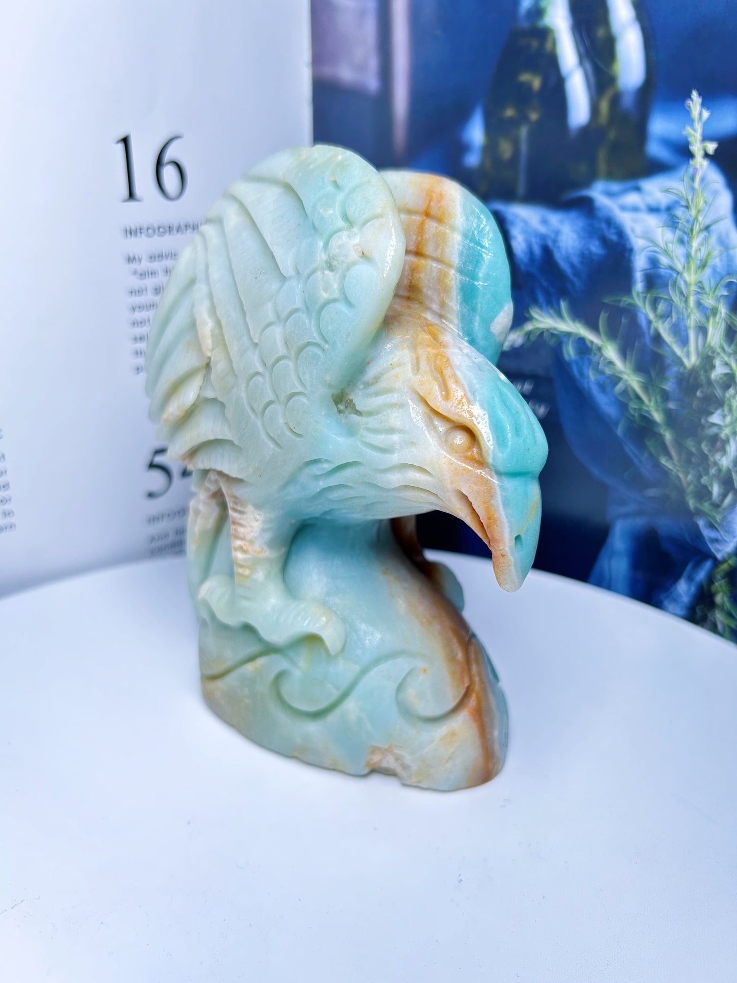 Águila tallada en calcita azul del Caribe, cristal de cuarzo azul, cristal curativo, aragonito blanco 1,137 kg