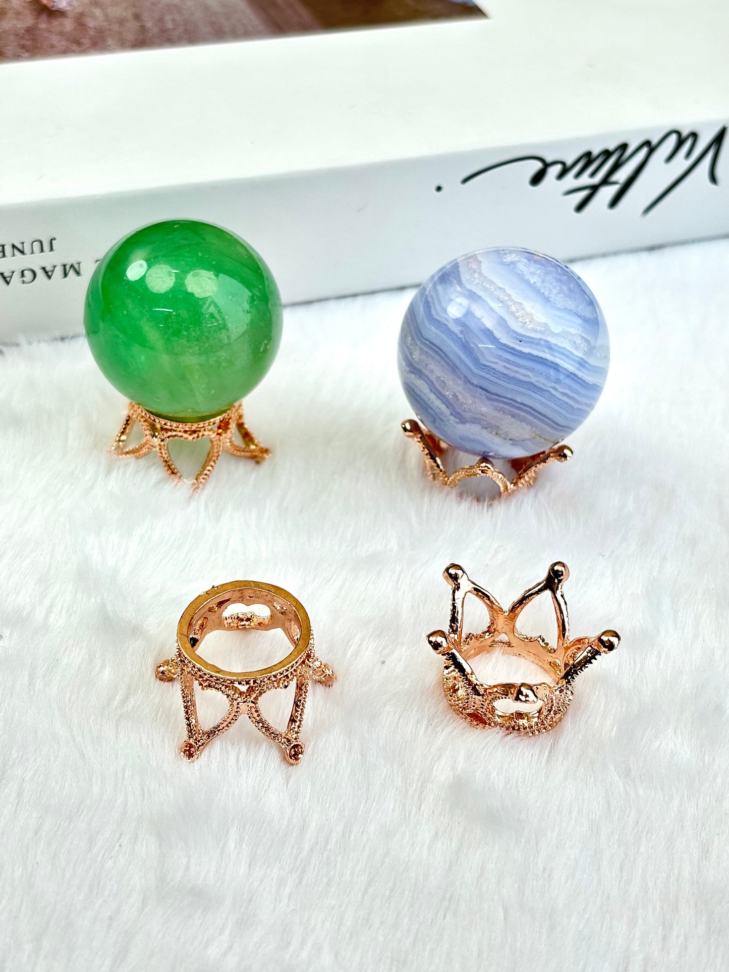 $1/2個 輝く金色の王冠クリスタルベース、輝く銀色の王冠クリスタルベース、輝くローズゴールドの王冠クリスタルベース、クリスタル球の展示。