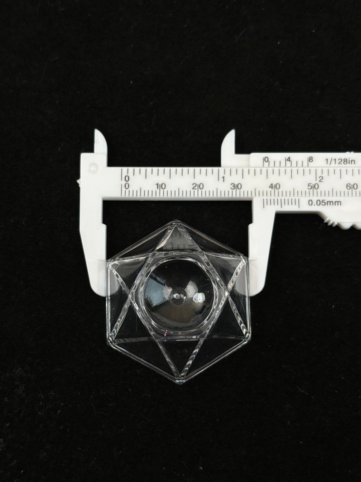 大きなクリスタルプラスチックベース、中サイズのクリスタルプラスチックベース、小さなクリスタルプラスチックベース、クリスタル球の展示。