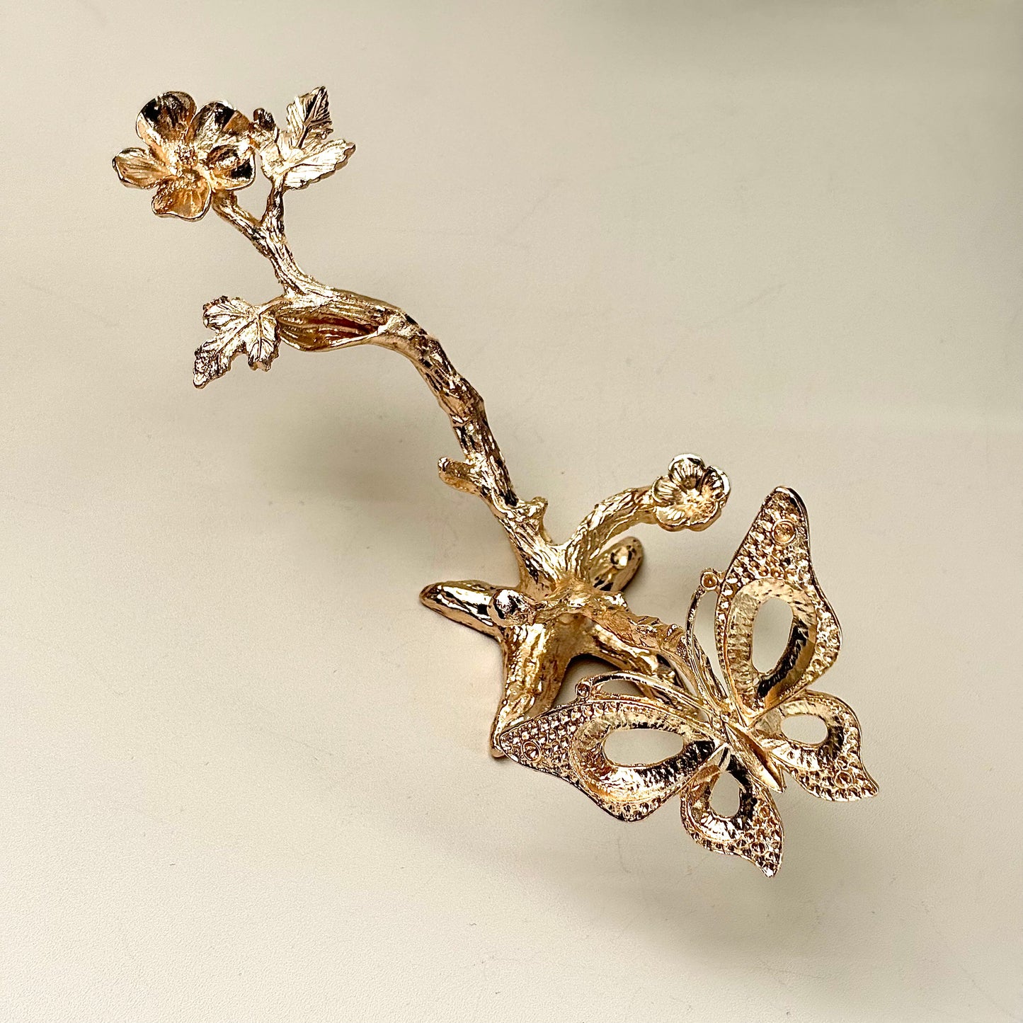 $5/1個 蝶のクリスタルベース付きの輝くゴールドのパルムビオッサム、蝶のクリスタルベース付きの輝くシルバーのパルムビオッサム、蝶のクリスタルベース付きの輝くローズゴールドのパルムビオッサム、クリスタル球ベース。