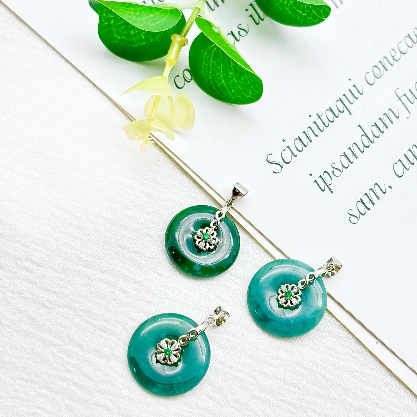 3ドル/個 翡翠素材で作られた小さな彫刻ペンダント