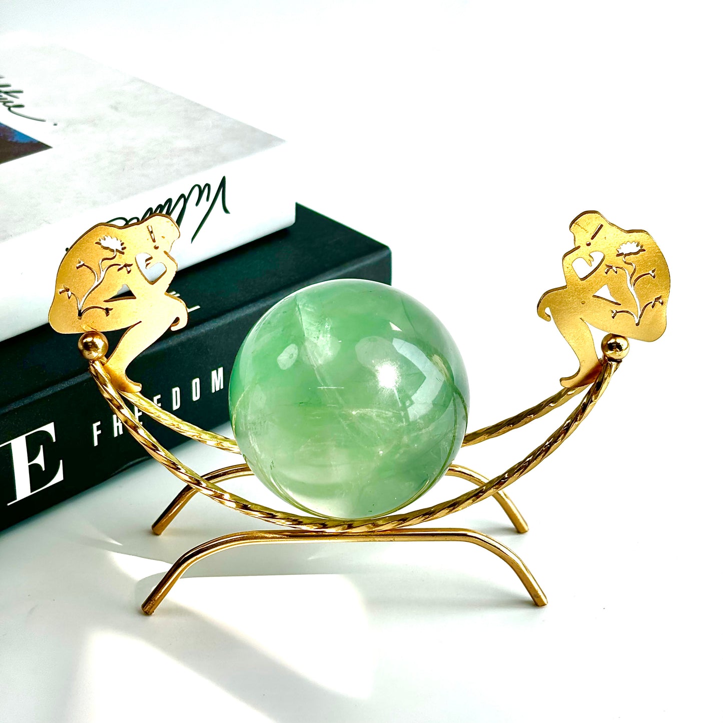 $6.8/1pcs  Brilliant golden thinker sphere crystal sphere base.