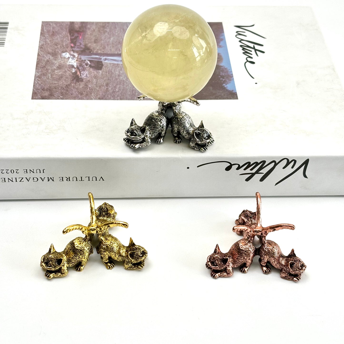 $3.6/1pcs Silvery Kitty crystal sphere base.