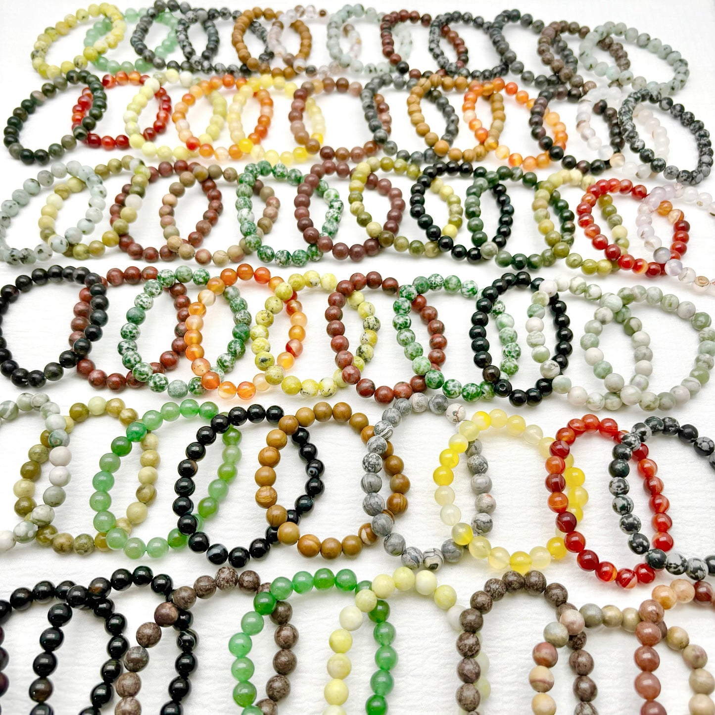 $1/ud. Pulseras de mano elaboradas con diversos materiales de cristal.